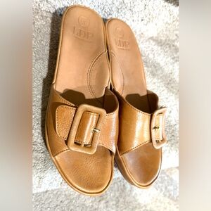 L’Amour Des Pieds Sandals 10M Buckles Lioness Carmel  Brown New without box